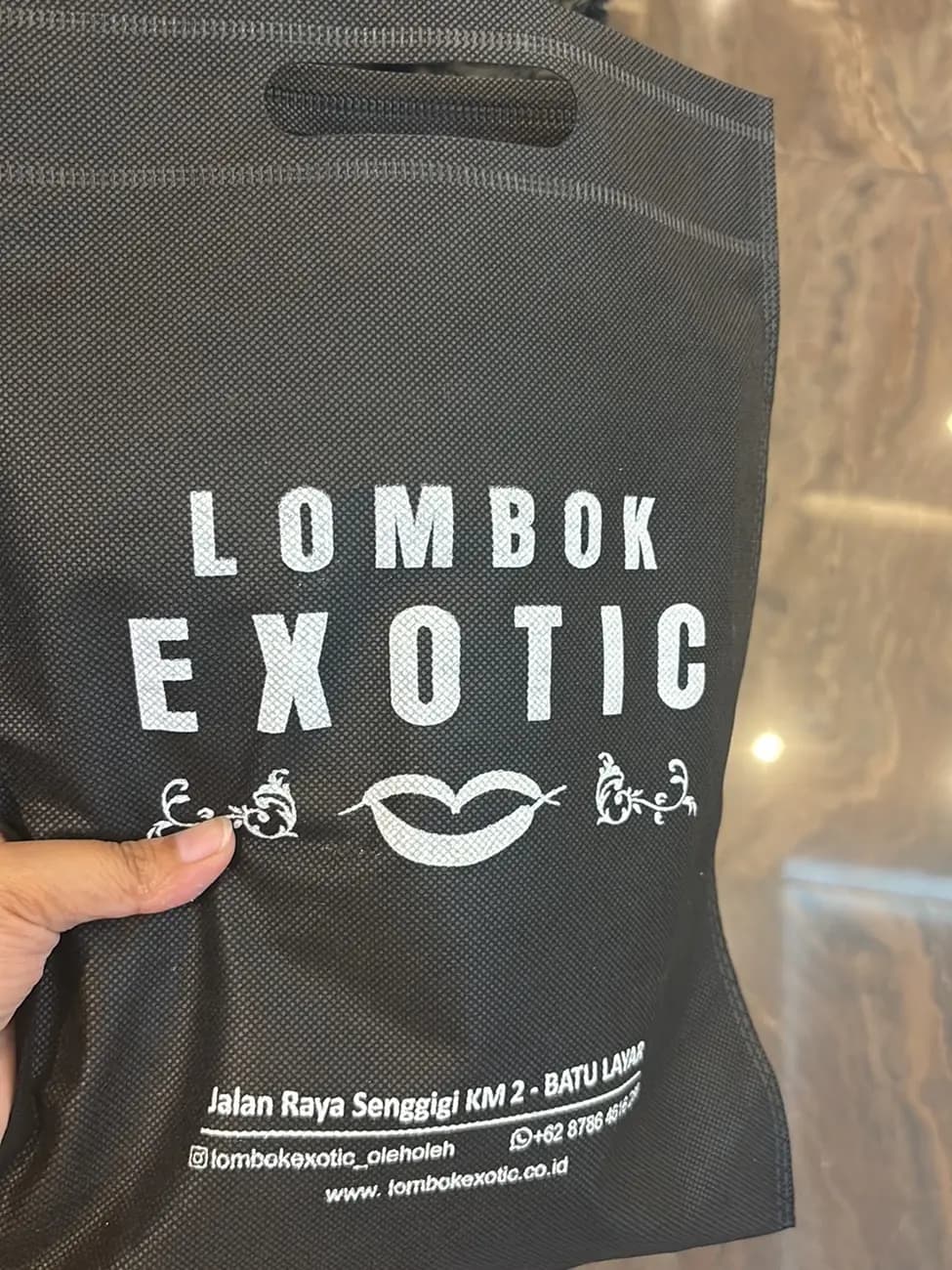 Tas belanja hitam bertuliskan Lombok Exotic