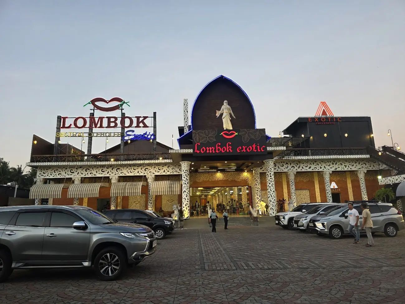 Halaman parkir luas di depan gedung Lombok Exotic
