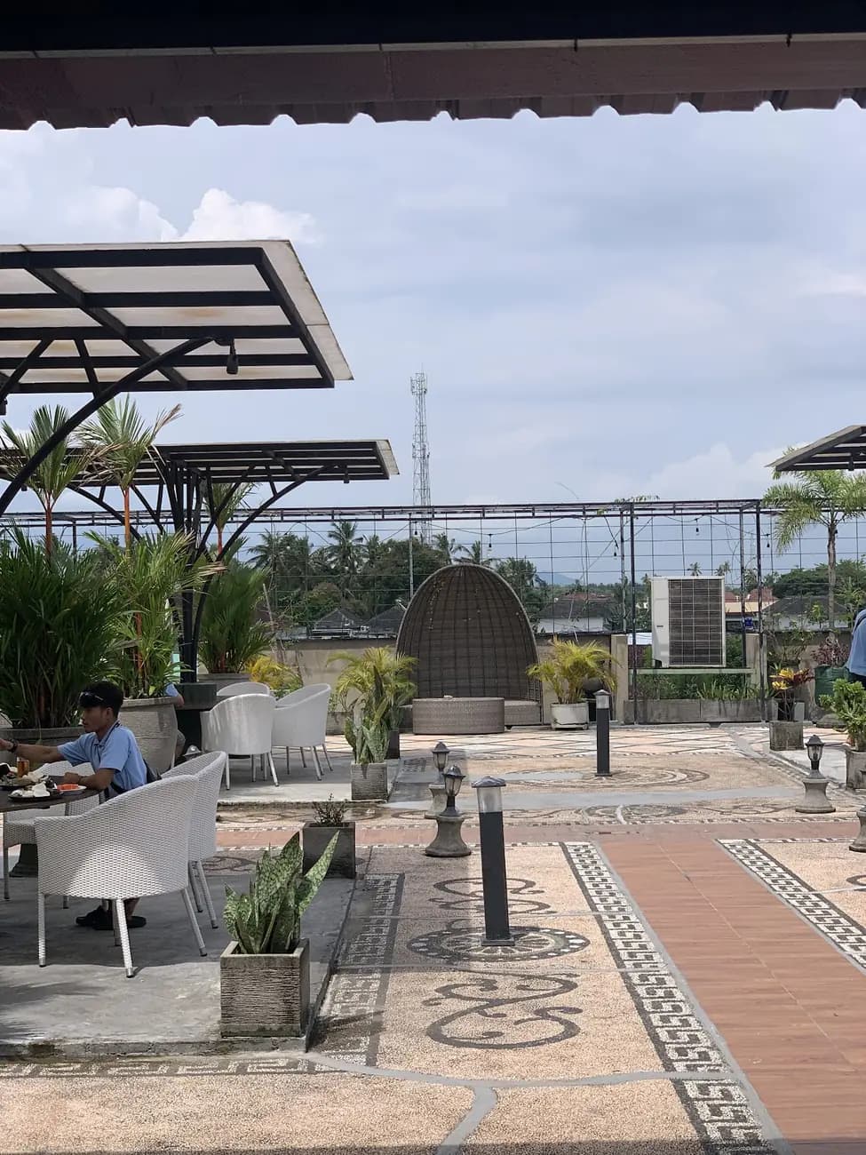 Taman dan teras terbuka di bagian belakang gedung