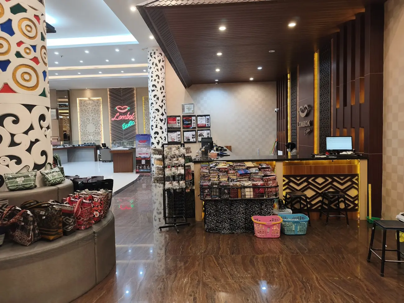 Kafe dan ruang tunggu di dekat pintu masuk gedung