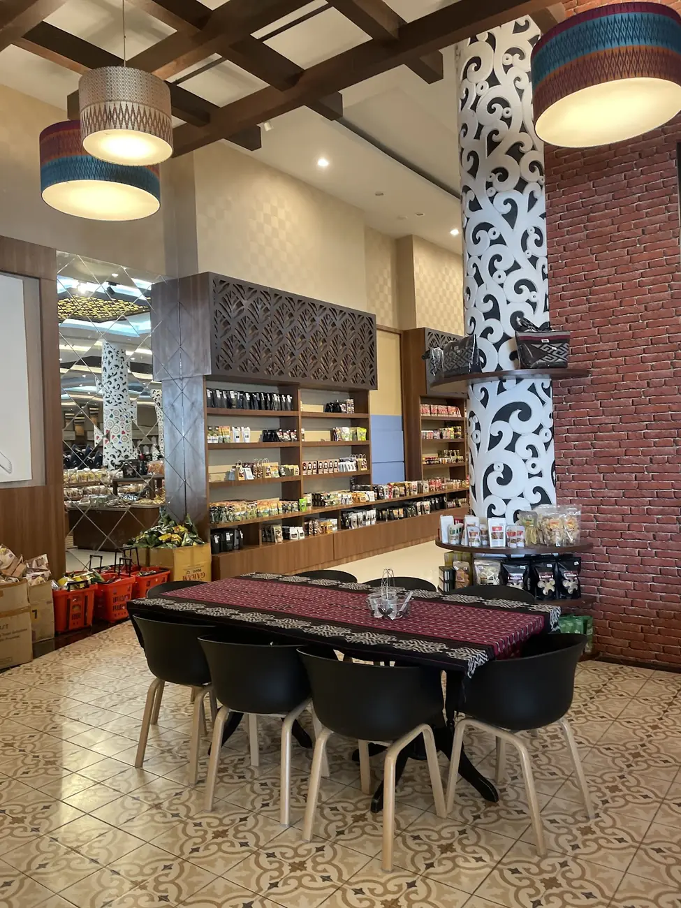 Lobi dengan tiang berukir putih dan lantai mengilap