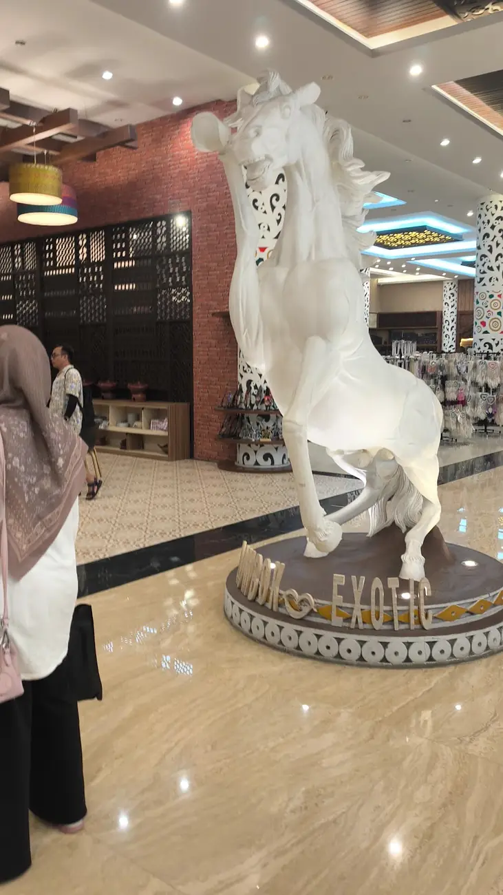 Patung kuda putih berdiri di tengah ruang
