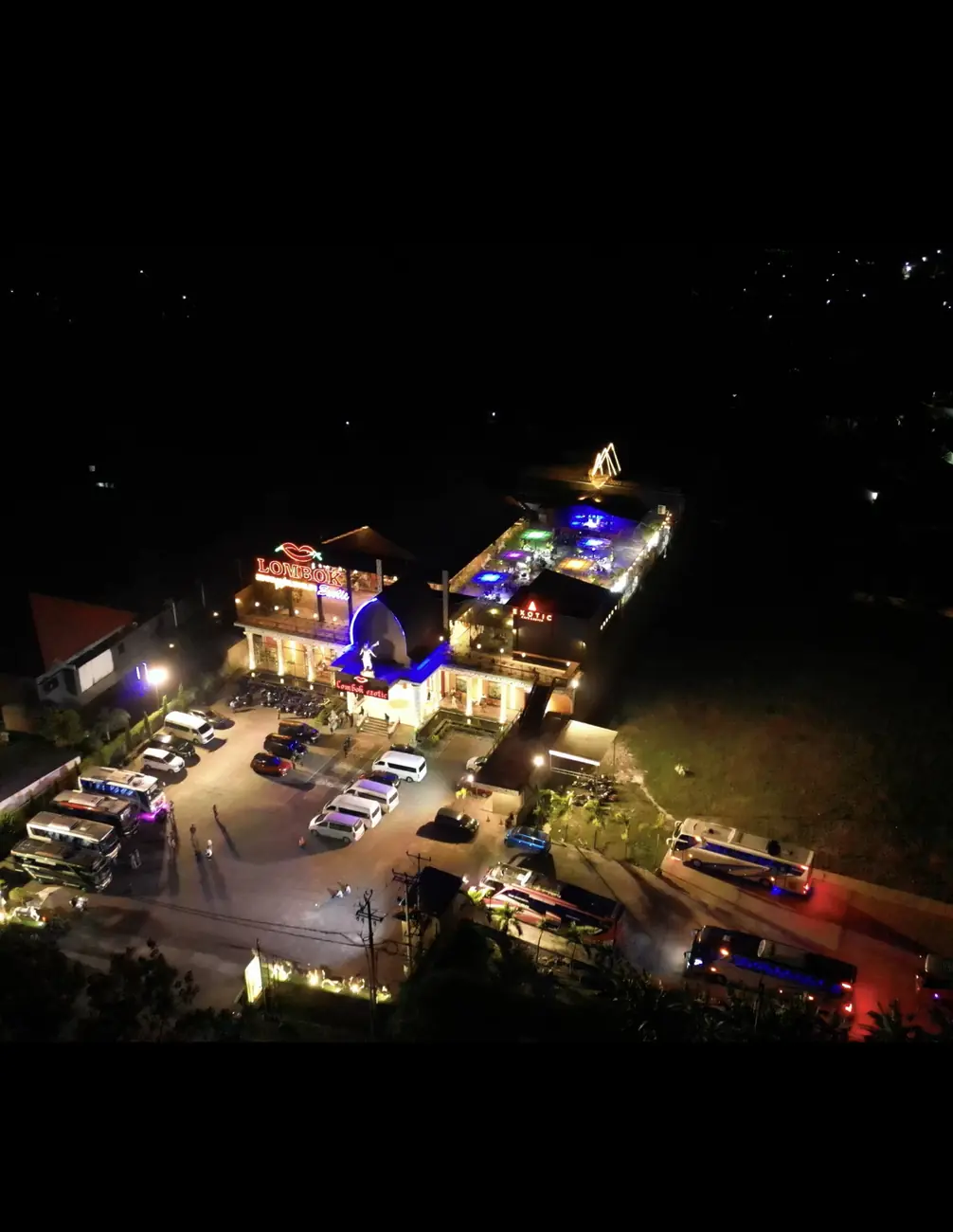 Gedung Lombok Exotic dilihat dari kejauhan pada malam hari