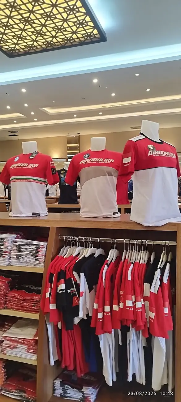 Rak kaos merah dan putih tersusun rapi
