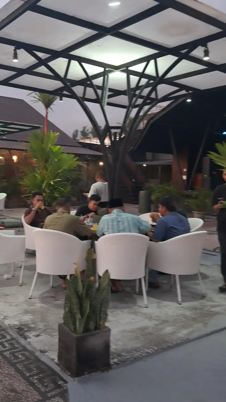 Tumpukan gerabah dan keramik bertutup di rak kayu