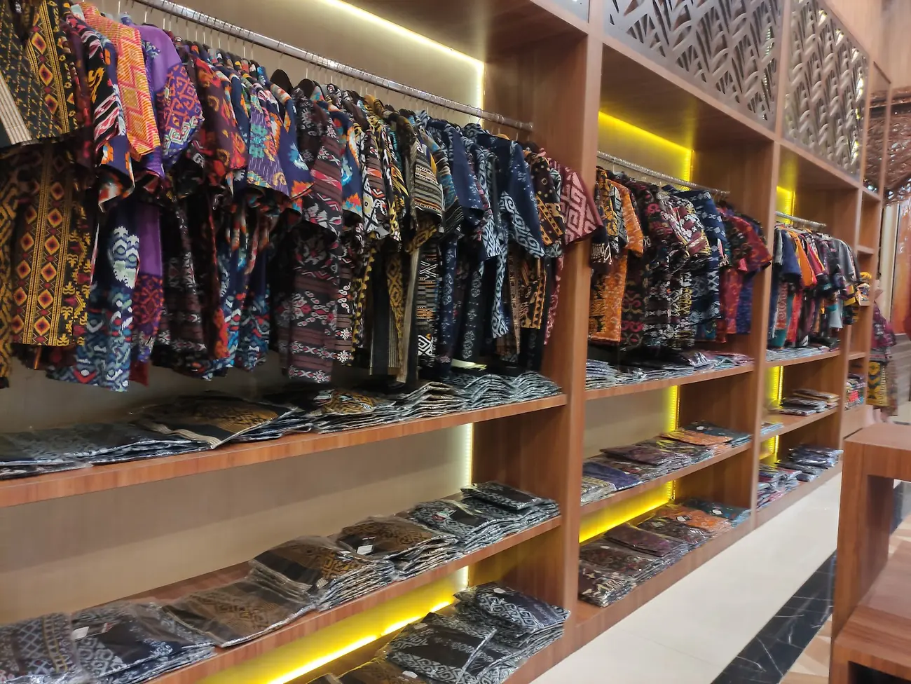 Rak busana bermotif dengan lampu di setiap tingkat