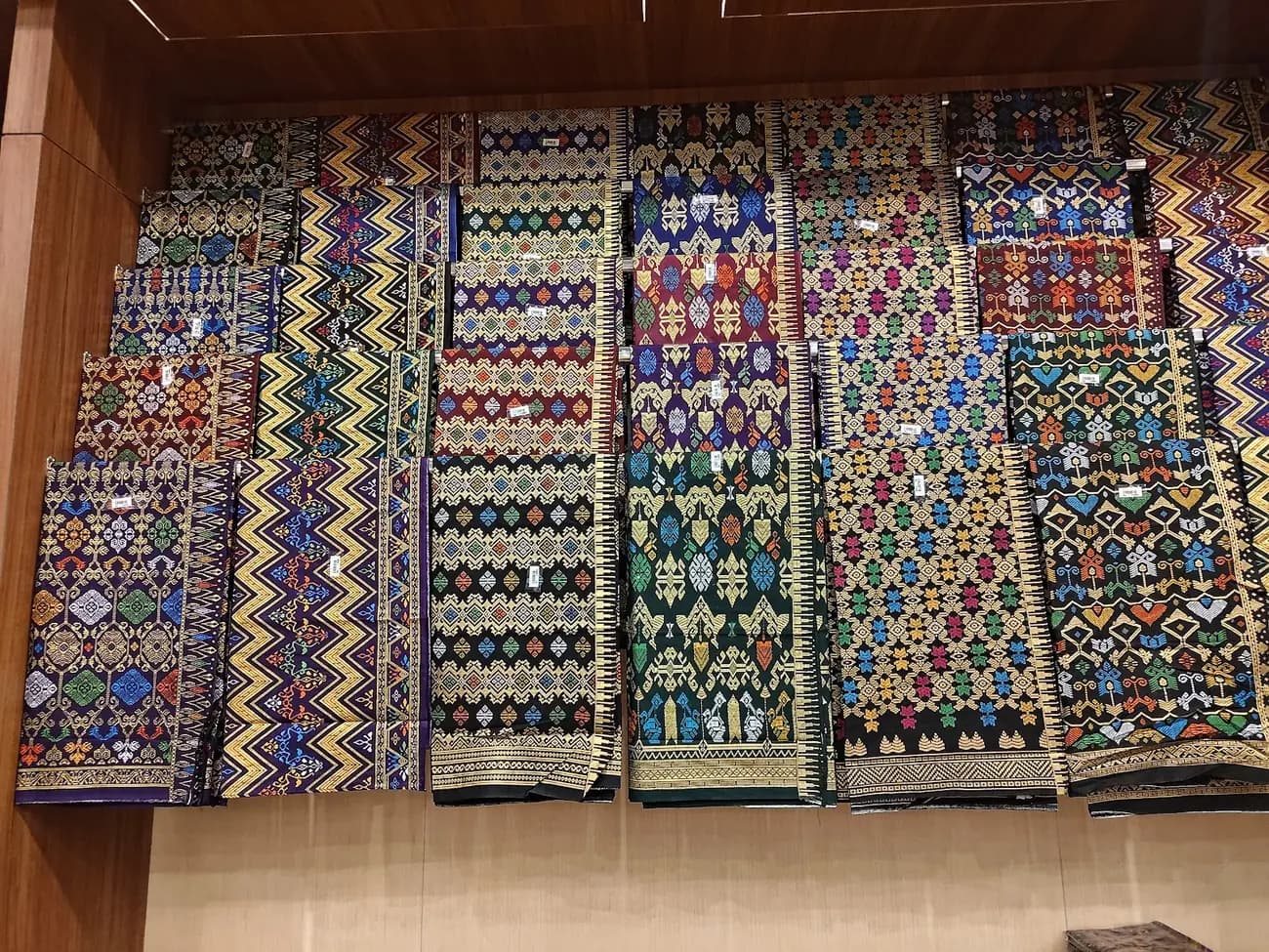 Dinding penuh kain tenun bermotif ikat